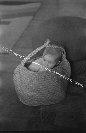 NORMAN WHITE WITH MRS HELEN & MARGARET & GRANIA IN BASKET